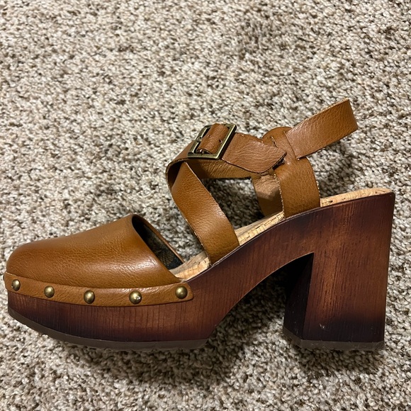 Korks tan studded clogs size 8 - Picture 3 of 6